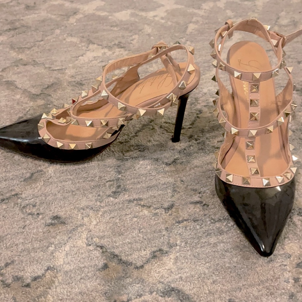 Black/Tan/Gold Rockstud Closed-Toe Heels Size 8